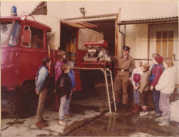 Kamerad Gerhard Künzel bei der Jugendausbildung der jungen Brandschutzhelfer ca.1985